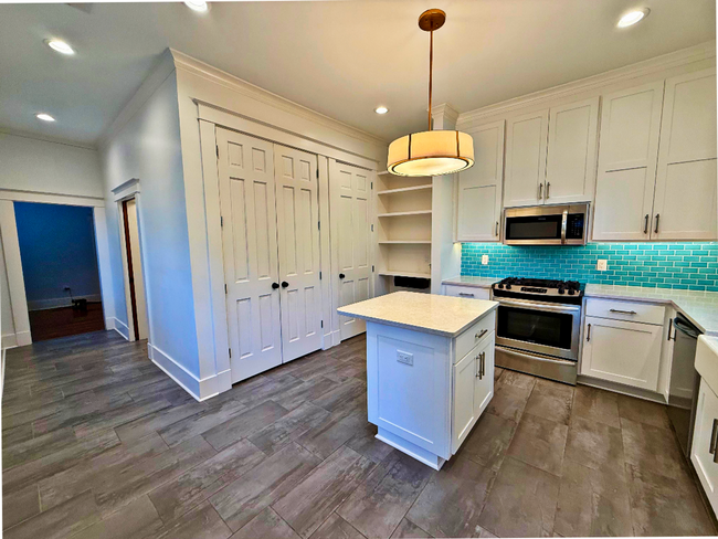Building Photo - Beautifully Updated Historic Home in Midto...