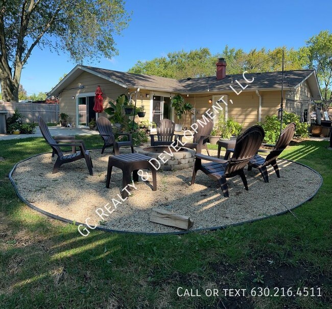 Building Photo - ***STUNNING 3-BEDROOM RANCH / VAULTED CEIL...