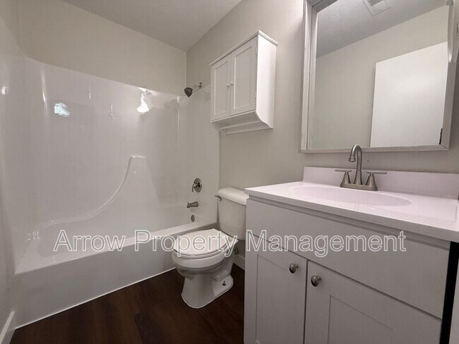 Building Photo - 526 S 25th St