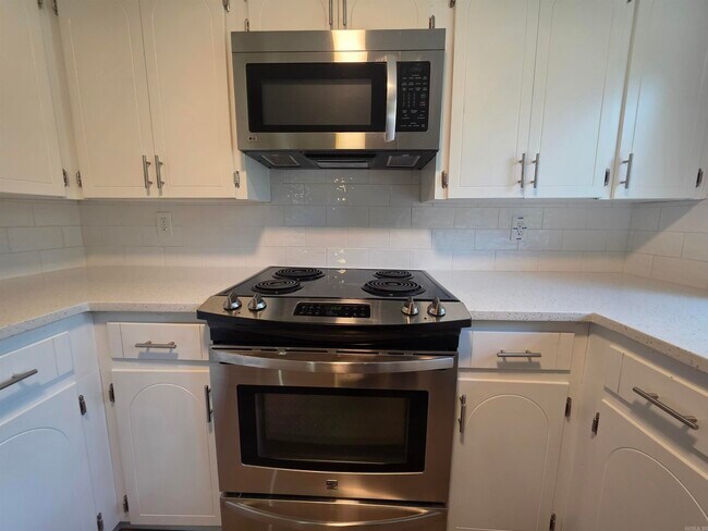 Building Photo - 5716 Woodridge Ln