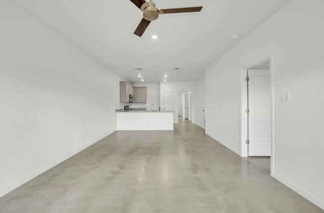 Building Photo - 604 Pacific Crest Trl