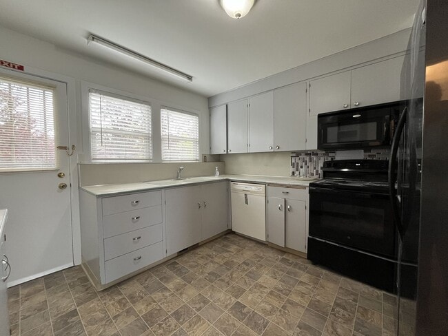 Building Photo - Expansive 4BR 2,900+ Sq Ft Home with Theater-Style Living Room & Bonus Hobby Workshop