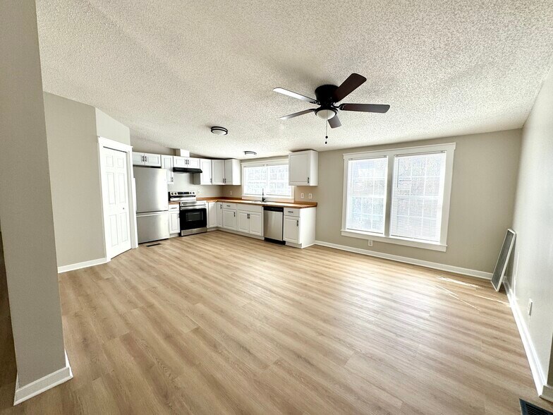 Eat-in Kitchen - 525 Horsefly Rd