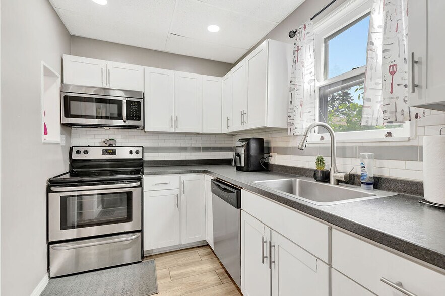 Building Photo - 3242 Stanhope Ave