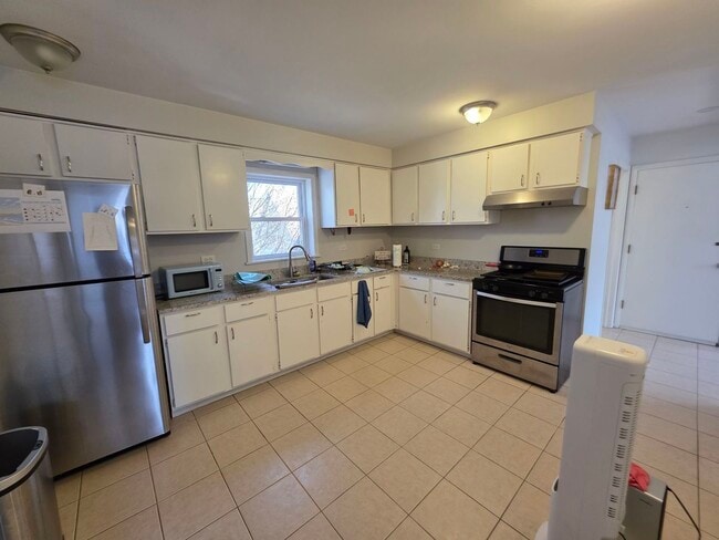 Building Photo - 4022 N Avers Ave
