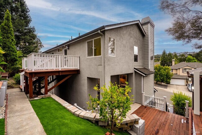 Building Photo - Luxury Living in Fountaingrove