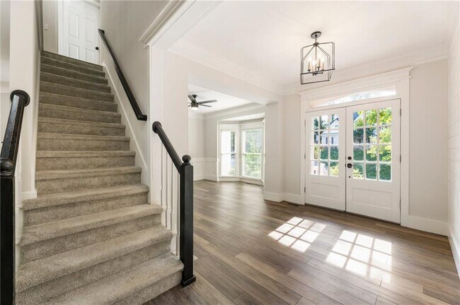 Building Photo - 330 Summerlin Dr