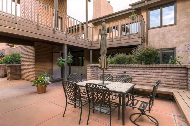 Building Photo - Spacious 2Bd/2.5Ba Luxury Loft-Style Condo...
