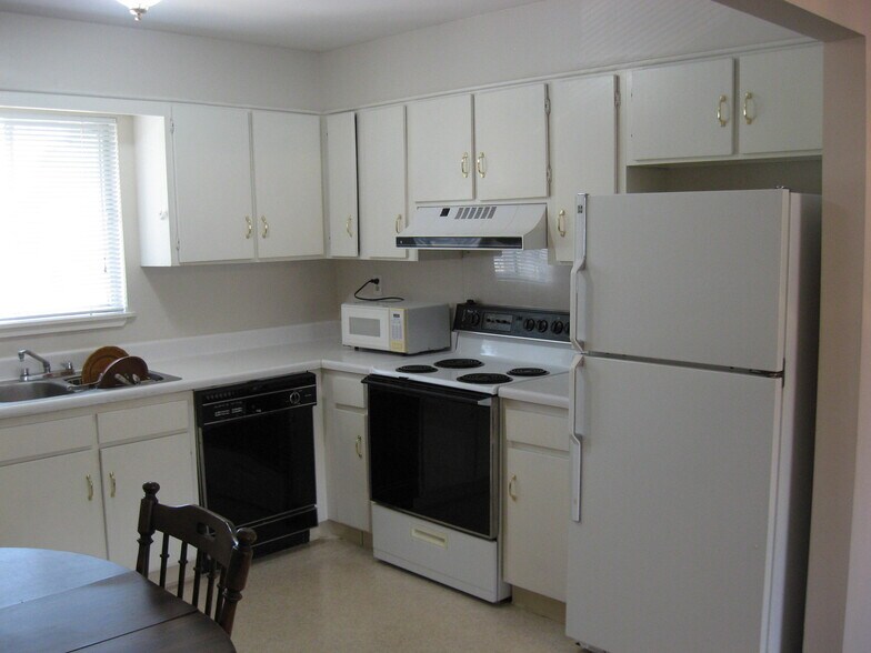 has in sink disposer too - 2243 Hillcrest