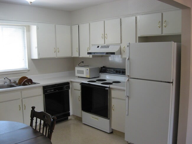 has in sink disposer too - 2243 Hillcrest