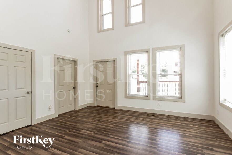 Building Photo - 81 May St