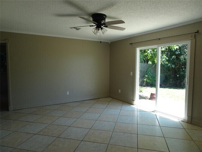 Building Photo - 600 Oak Creek Dr