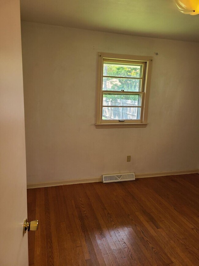 Building Photo - 2207 Pond St