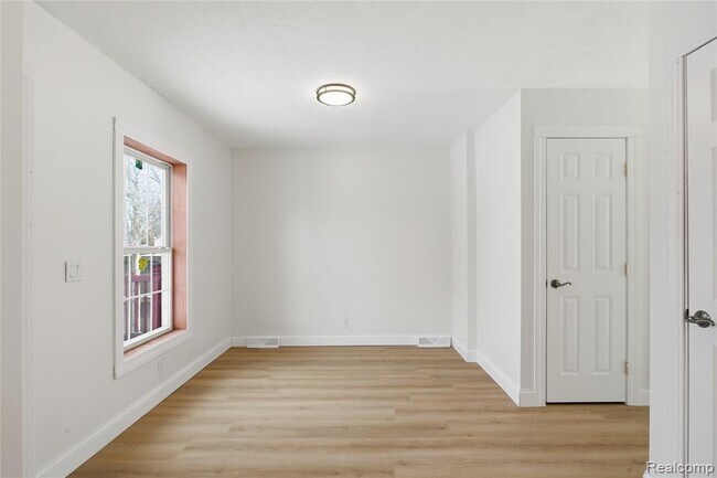 Building Photo - 35942 Vinewood St
