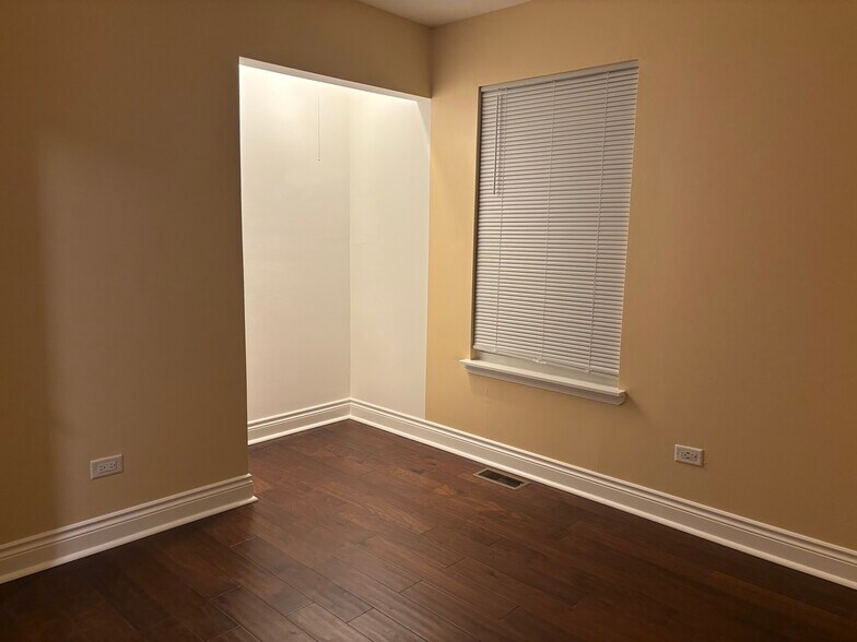 Building Photo - 1741 W 18th Pl