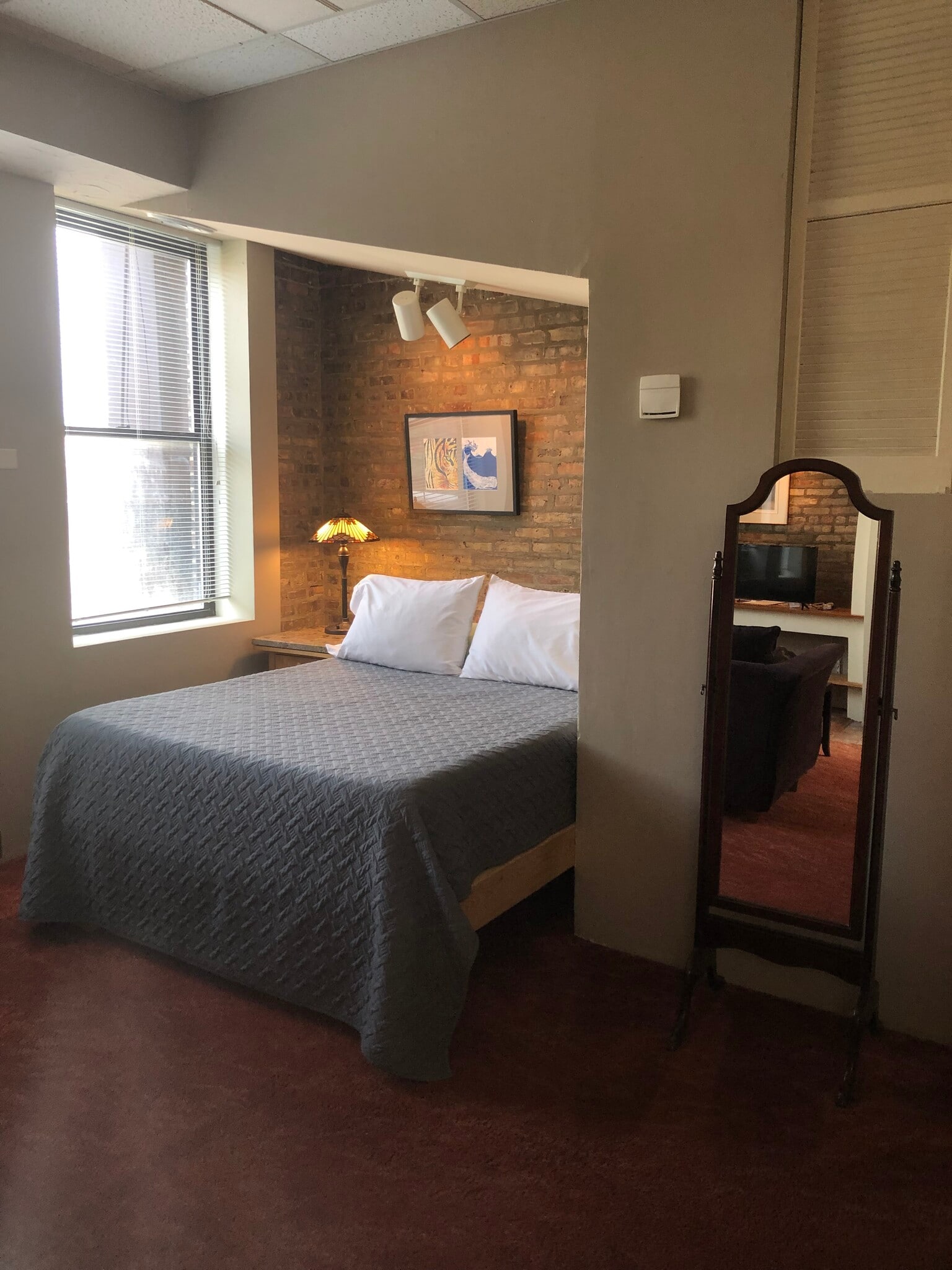 Built-in Queen platform memory foam mattress - 3313 N Clark St