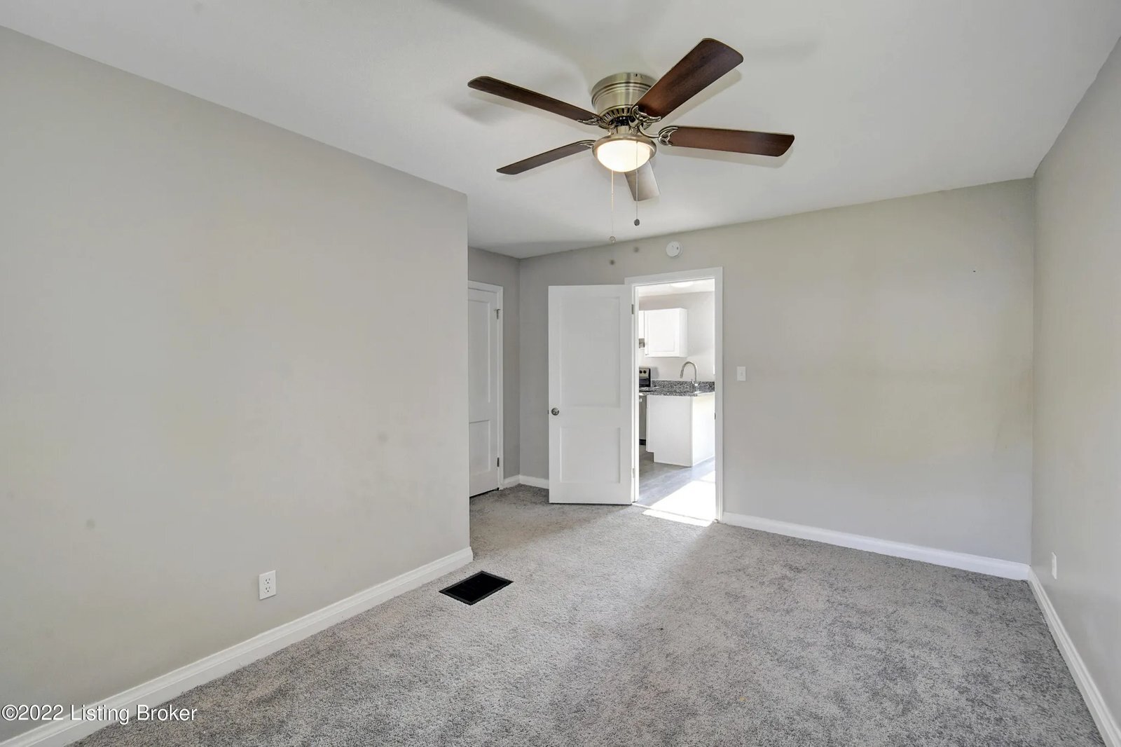 Building Photo - 130 Gillette Ave