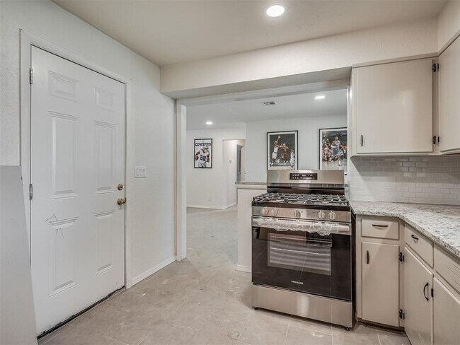 Building Photo - 1512 Bedford Ln
