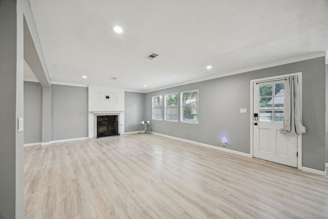 Building Photo - 553 Cane River Ln