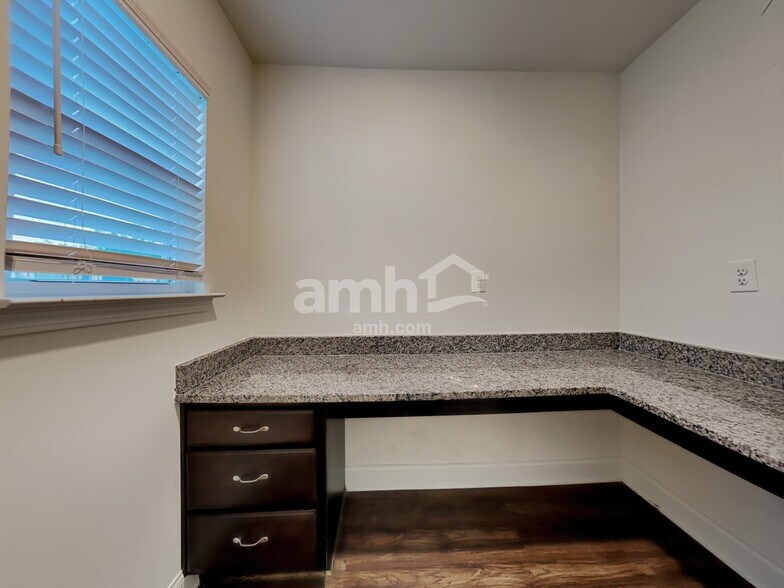 Building Photo - 111 Fairway Crossing Way