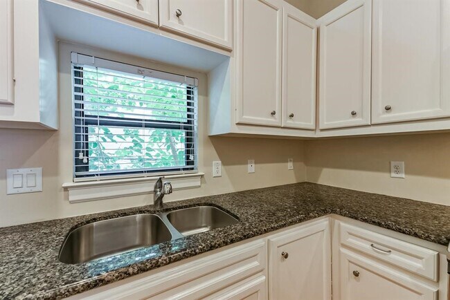 Building Photo - 11315 S Main St