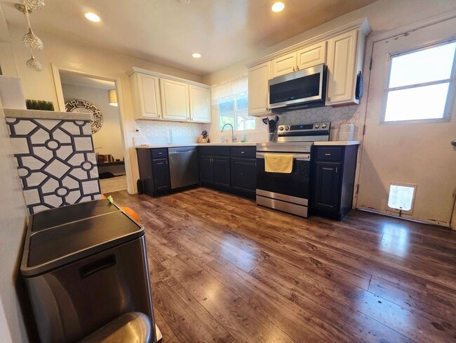 Building Photo - $5,500 - Beautiful 3BR/2BA Home on ? Acre ...