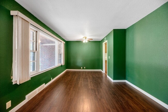 Building Photo - 1st MONTH FREE RENT! Charming 3 Bed 1 Bath In Quiet Neighborhood