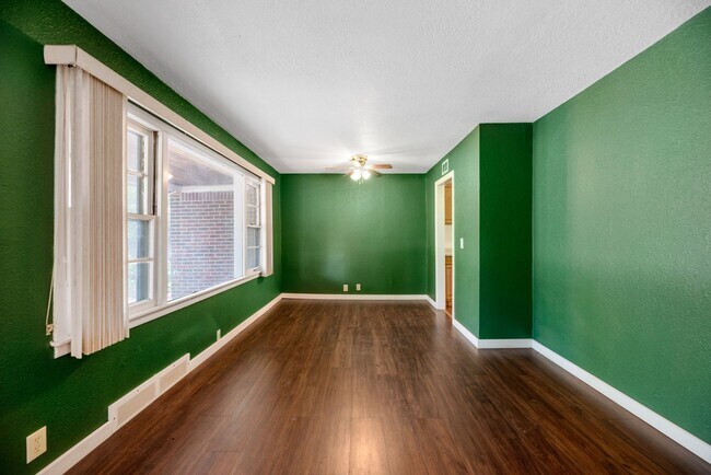 Building Photo - 2 Weeks FREE RENT! Charming 3 Bed 1 Bath In Quiet Neighborhood