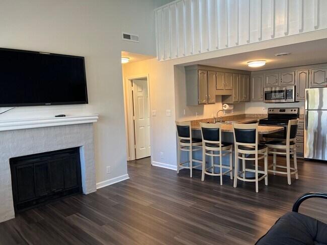 Building Photo - One-bedroom, One-bath Condo with Loft in S...
