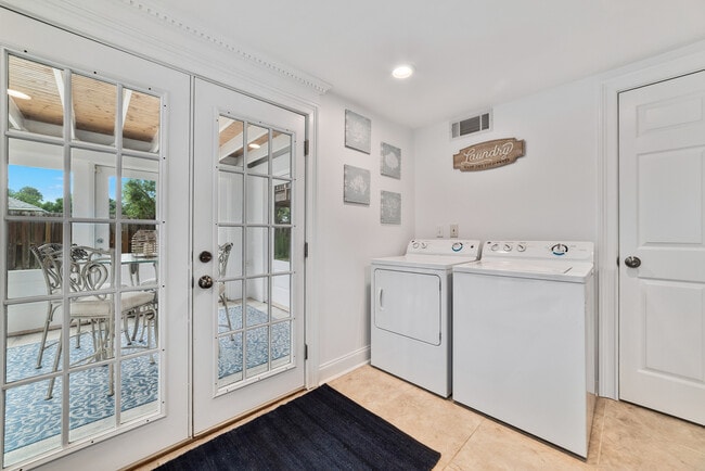 Building Photo - 2009 Wedgewood Cir