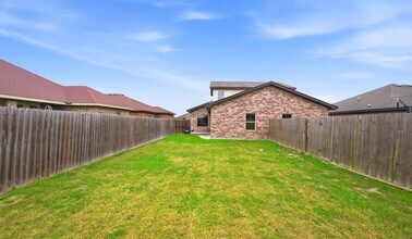 Building Photo - New Rental! Updated 3-bedroom/2 bath town home