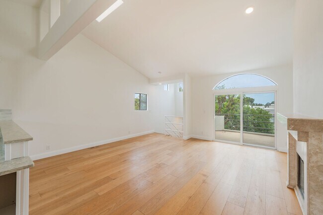 Building Photo - Beautiful Hermosa Beach Townhome Rental!