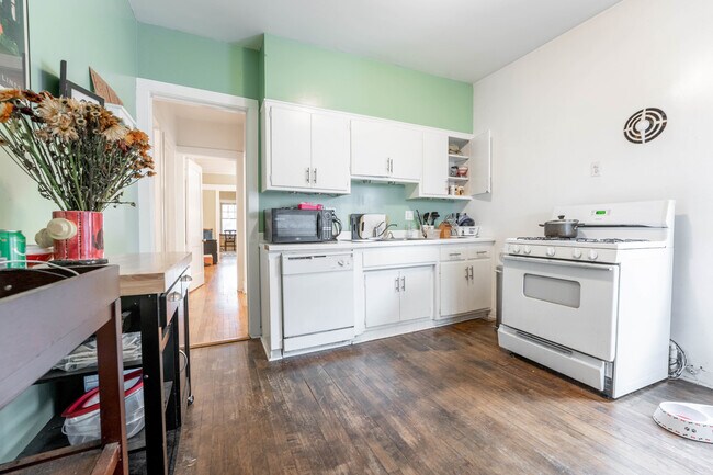 Building Photo - 2227 W Leland Ave