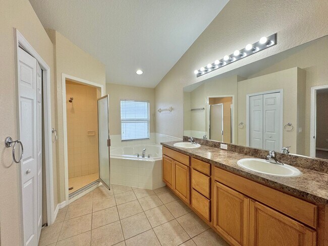 Building Photo - Gated Community of Mandolin