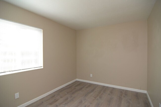 Building Photo - 2 Bedroom 1 Bath Apartment! Close to the U...