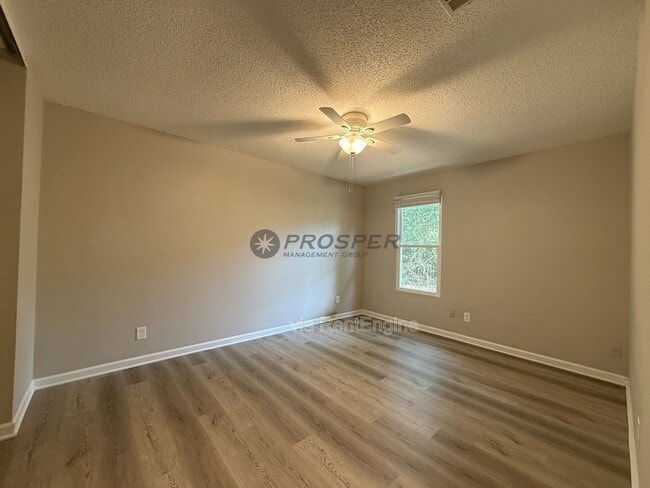 Building Photo - 1047 Oakcrest Dr