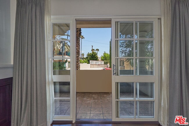 Building Photo - 851 N San Vicente Blvd