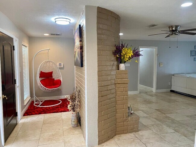 Building Photo - 2419 Briarlee Dr