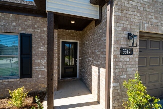 Building Photo - Move-In Ready 4 Bed, 2 Bath – Modern Upgrades & Appliances Included!