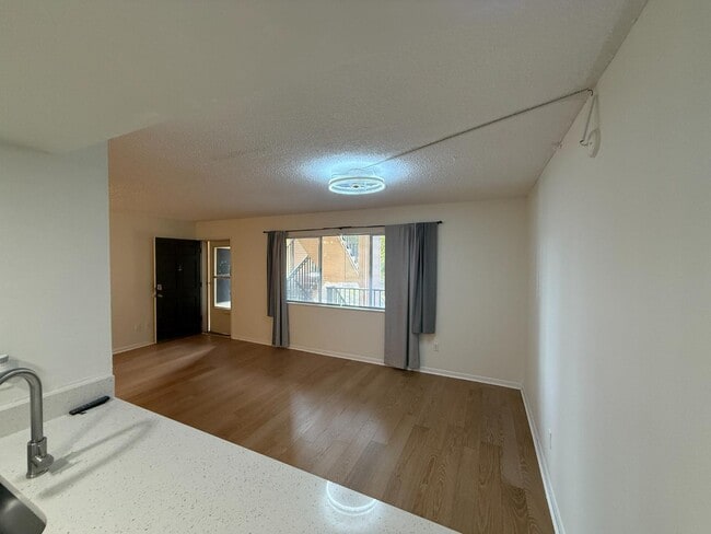 Building Photo - 2525 W Bay Dr