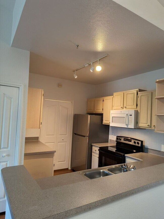 Building Photo - FREE RENT!!! Spacious condo in Gated Legacy Dunes