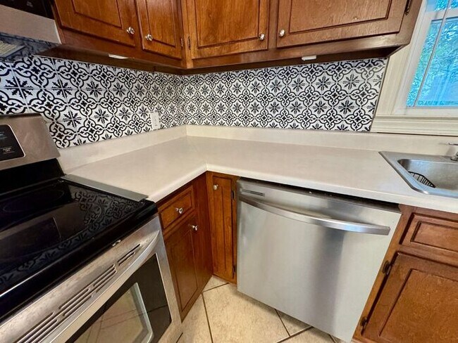 Building Photo - Just in time for the Holidays-Medical District Location, Character Galore