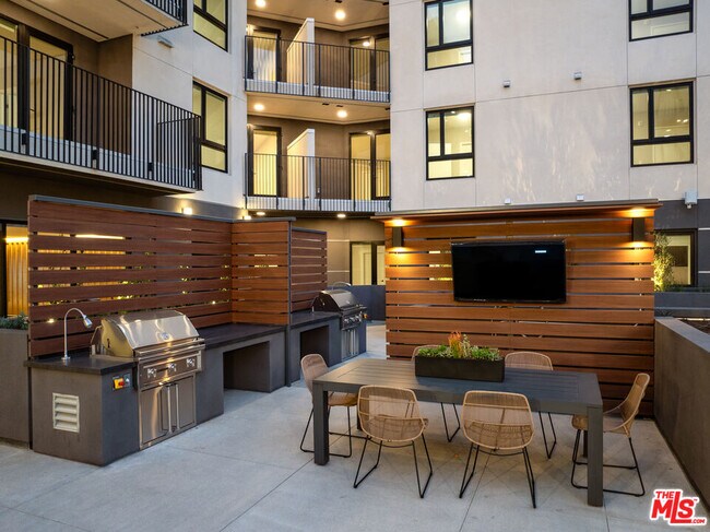 Building Photo - 201 N La Brea Ave