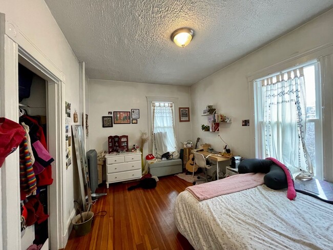 Building Photo - Awesome 3 Bed in Brighton Available for 9/...