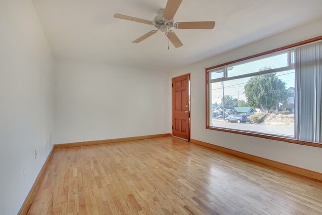 Building Photo - APPLICATION PENDING - Adorable 1 bedroom/1...