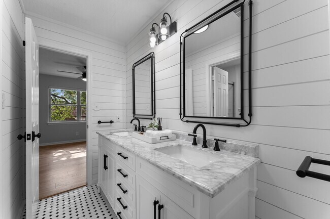 Building Photo - 8911 Tranquil Park Dr