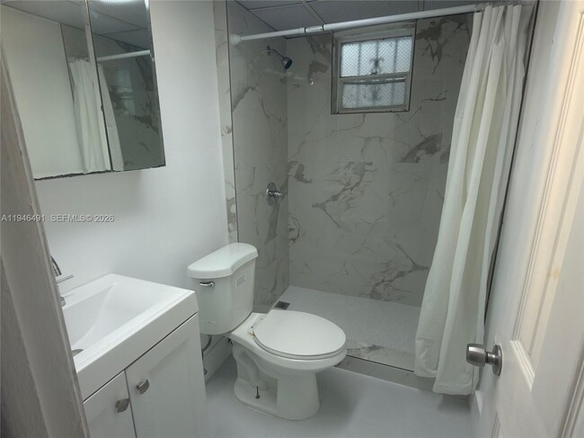 Building Photo - 2000 Biarritz Dr