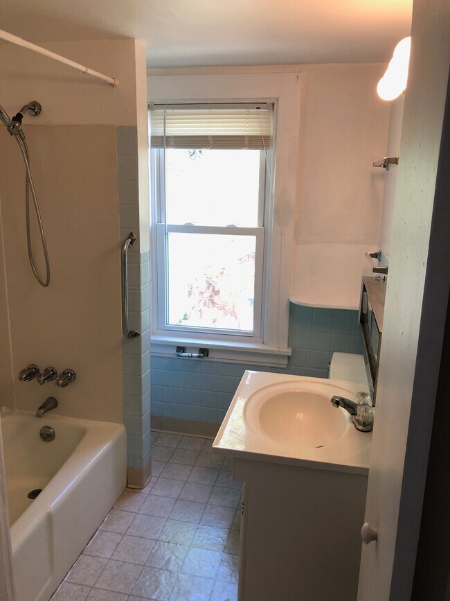 Building Photo - 1714 Dagmar Ave