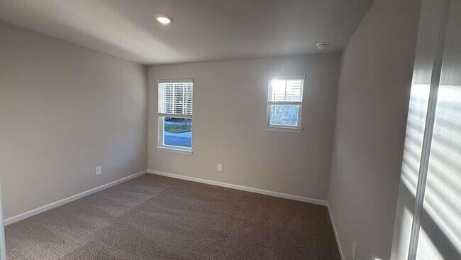 Building Photo - 26 Hemlock Ct