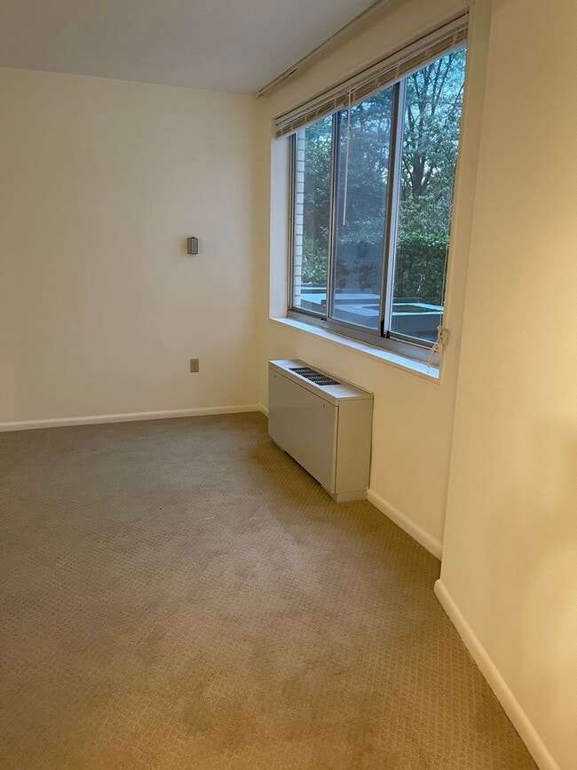 Building Photo - Fabulous LOCATION -- Studio located in Grosvenor Park with ALL UTILITIES included.